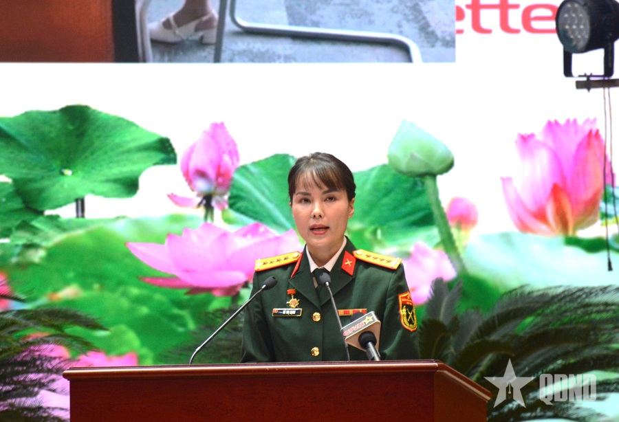 Cô gái trẻ xây dựng mô hình chống giả mạo khuôn mặt